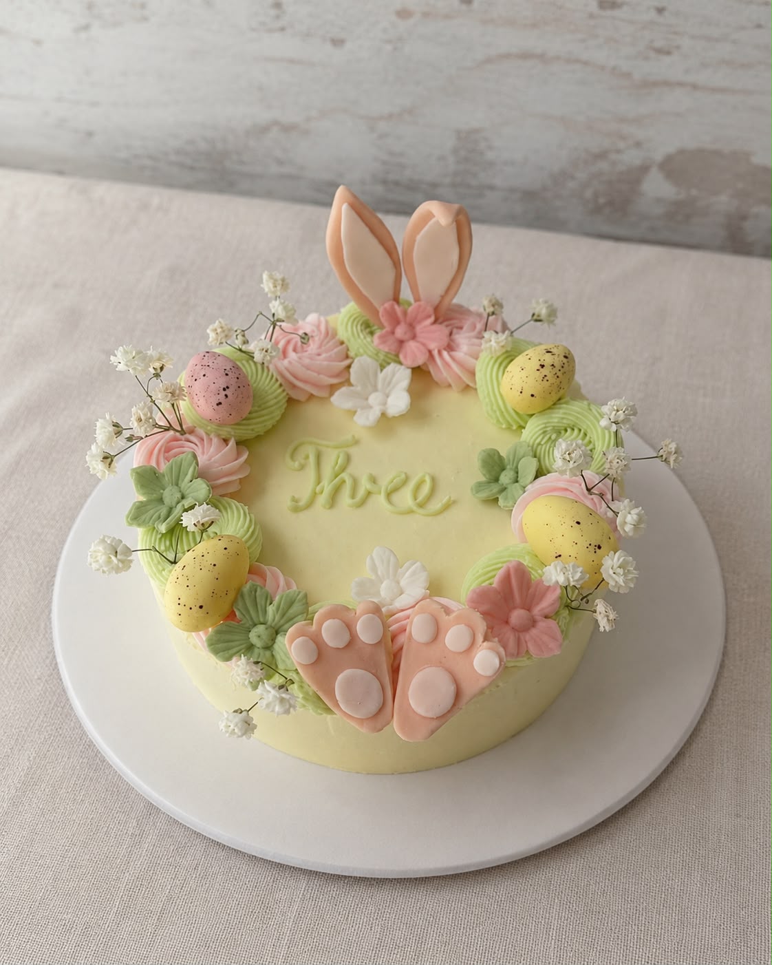 Bento torta sa zečijim ušima, cvijećem i jajima.