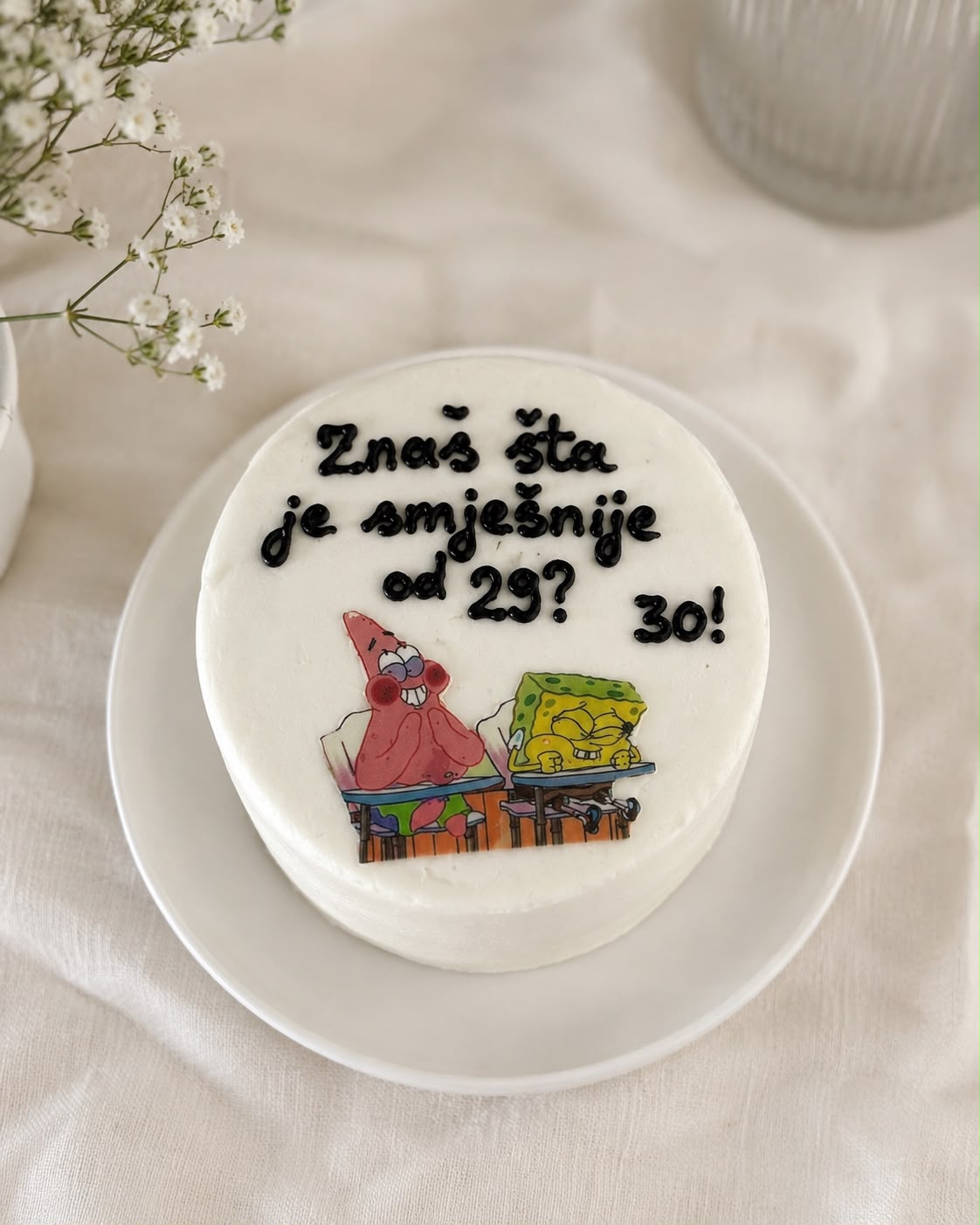 Bento torta sa šaljivom rođendanskom porukom.