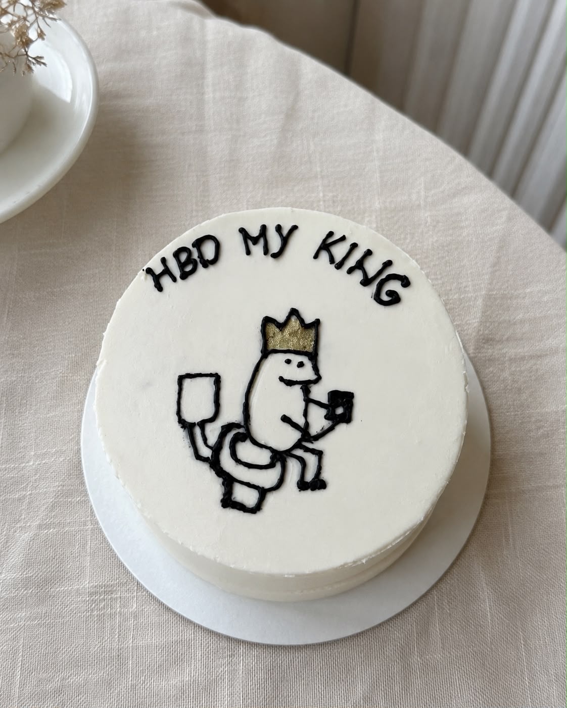 Bijela Bento torta sa natpisom HBD MY KING.