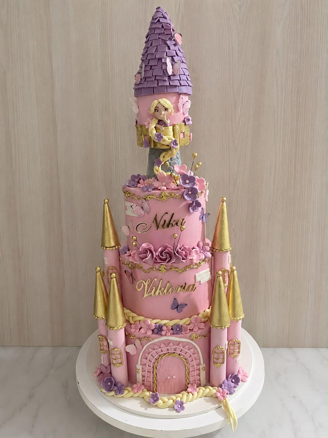 Roze torta u obliku dvorca sa princezom.