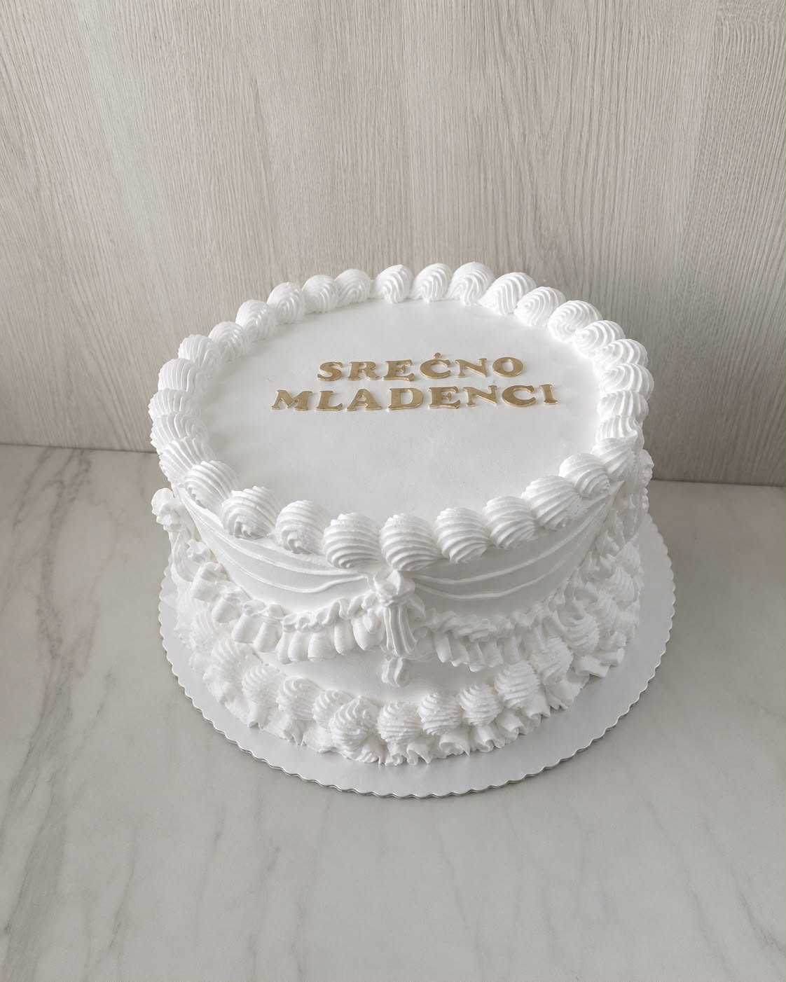 Bijela klasična torta sa natpisom Srećno mladenci.